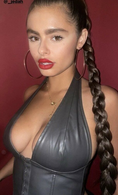 Jacquie Lee star beautiful img