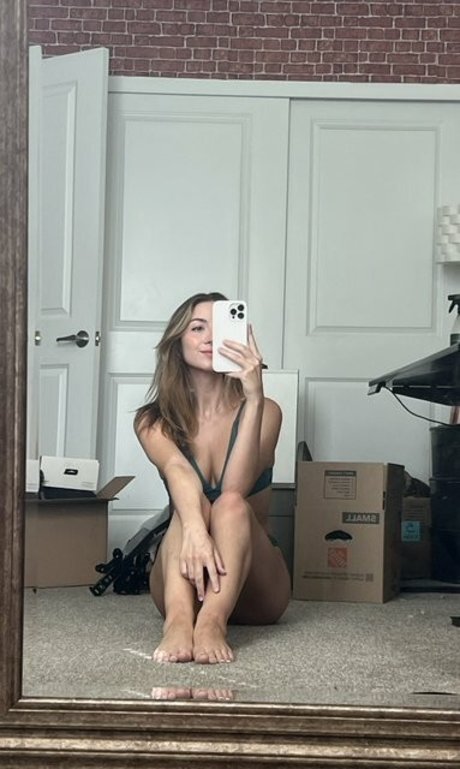 Novaleesi xxx model image