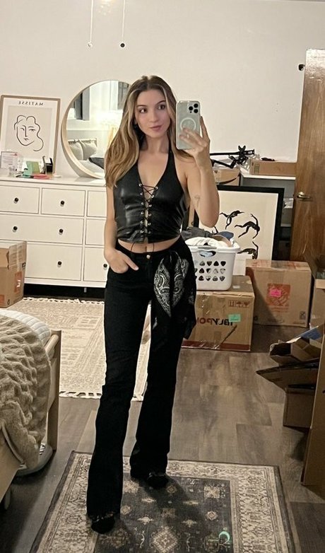 Novaleesi pretty model photo