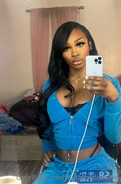 milanvalentine star sexy pics