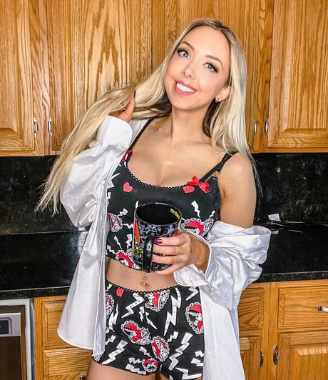 alliewrestling model nude pictures