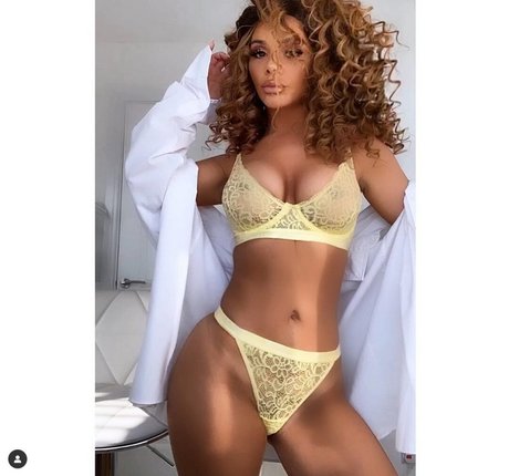 Chelsea Healey star exclusive photos