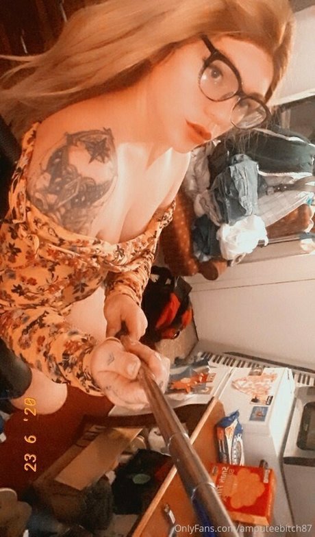 theamputeebitch star naked img