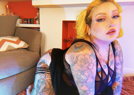 GaldaLou hot actress pictures