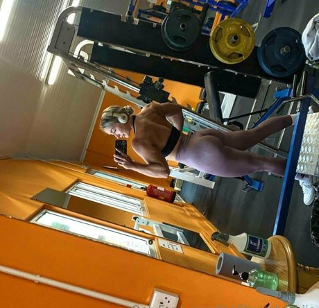 thefitnessbarbiie model pic