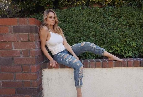 Hunter King free actress pic