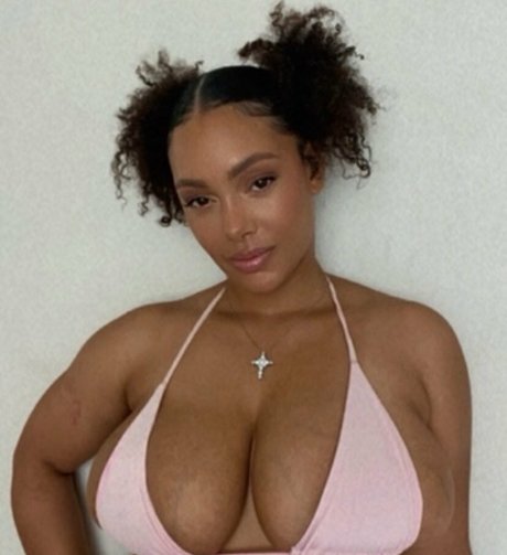 famousaria erotic pornstar pictures