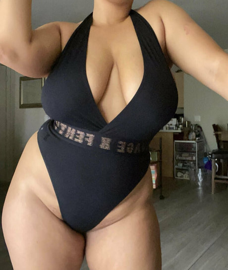 famousaria nudes actress gallery