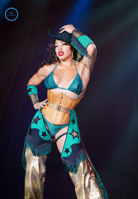 divinedeveraux erotic actress img