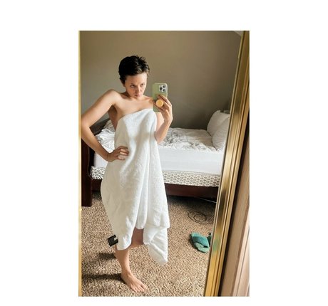 Girl On Cinema model top img