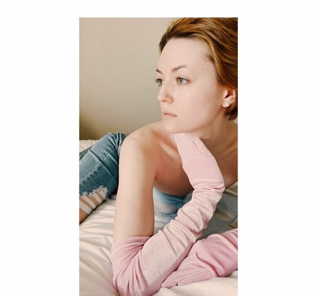 Girl On Cinema art model pic