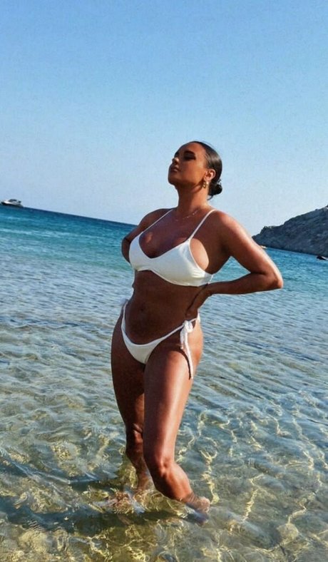 Joy Taylor star erotic pic