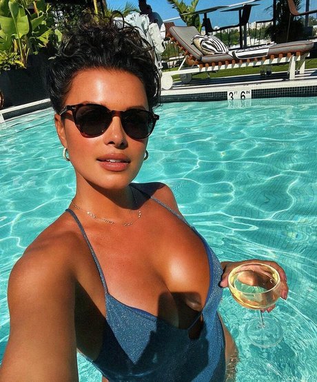 Joy Taylor top model img