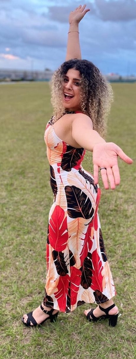 JustYeliz model hot image