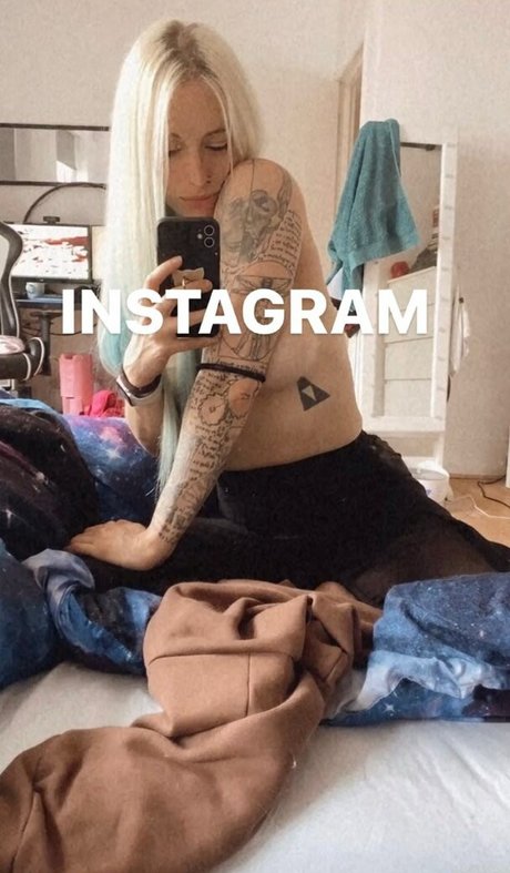 Giulia Henne erotic actress photo