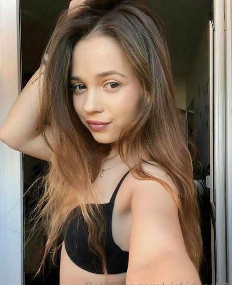 vickirivas99 hot model image