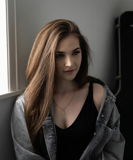 Caitlin Scott free model picture