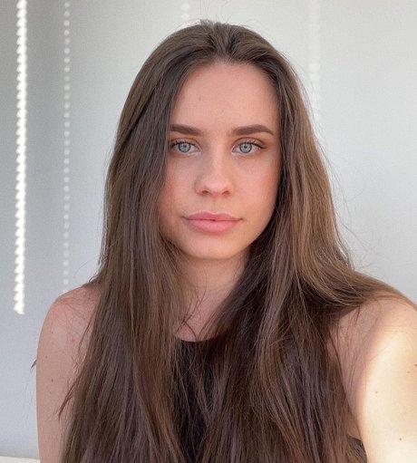 Sarah Butt adult model img