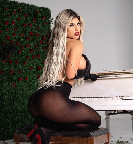 Claudia Mustelier star exclusive photos