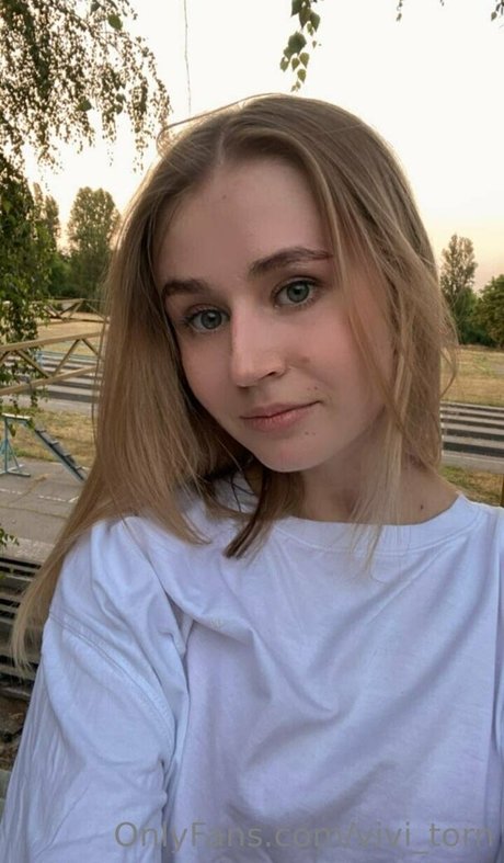 vivi torn top star archive