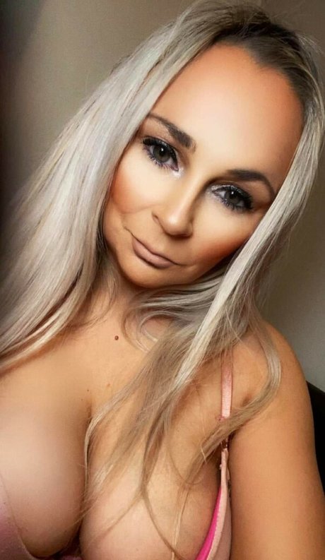 Lisamariesutzirl nude model pics