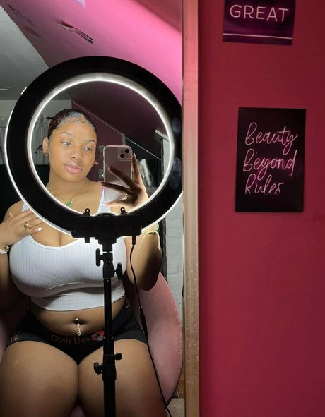 Chenille tv pretty model image