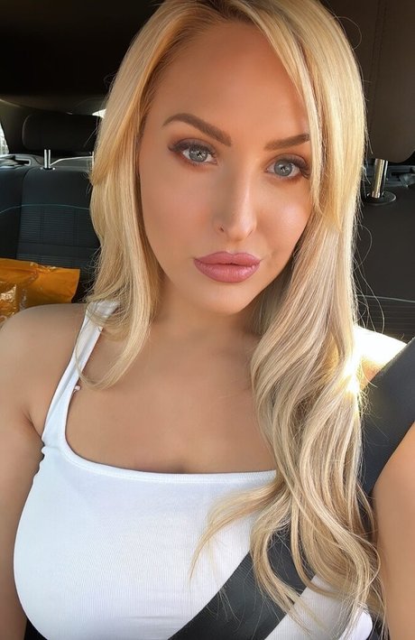 Emma Jones model xxx photo