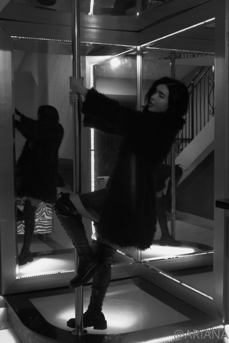 Ariana James nude model photo