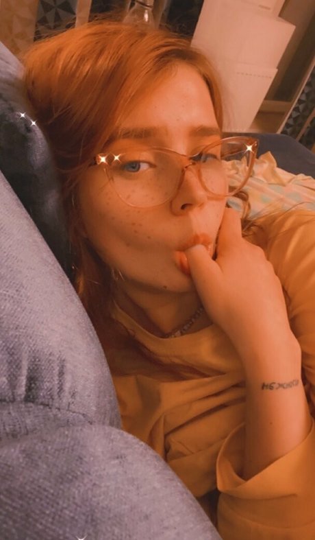 cutiepie Alice naked pornstar pic