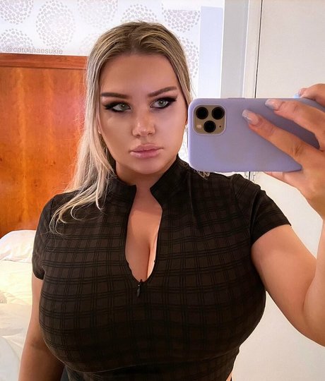 Carolina Sukie naked model pic