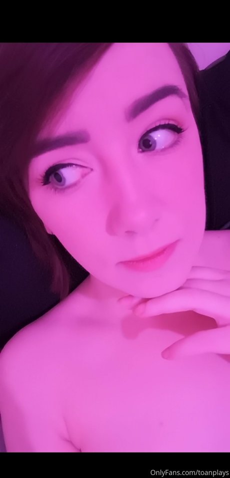 Toanplays naked pornstar image