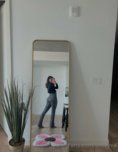 ThiccyVal exclusive model pic