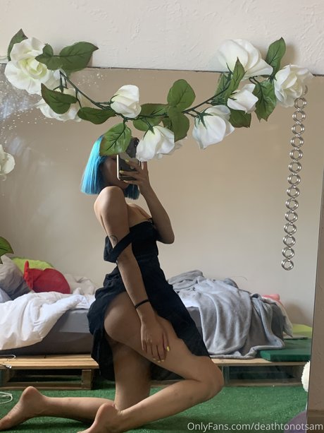 thisbicthdied star naked images