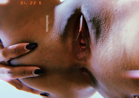 AevonVan model naked images