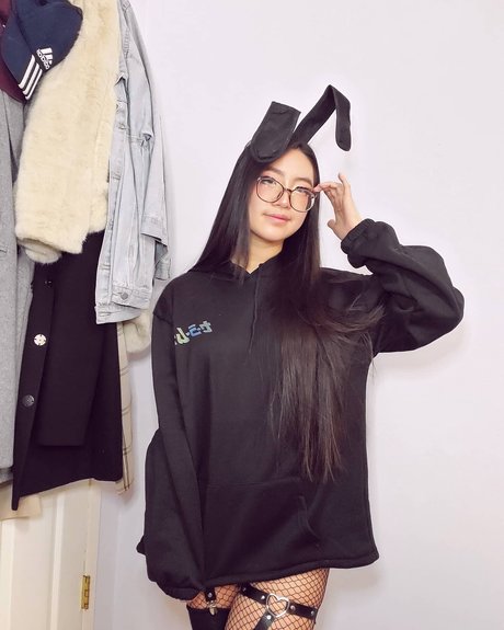 Peachkissxx naked model photo