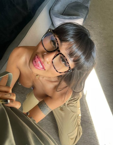 Kimmy Kums model top img