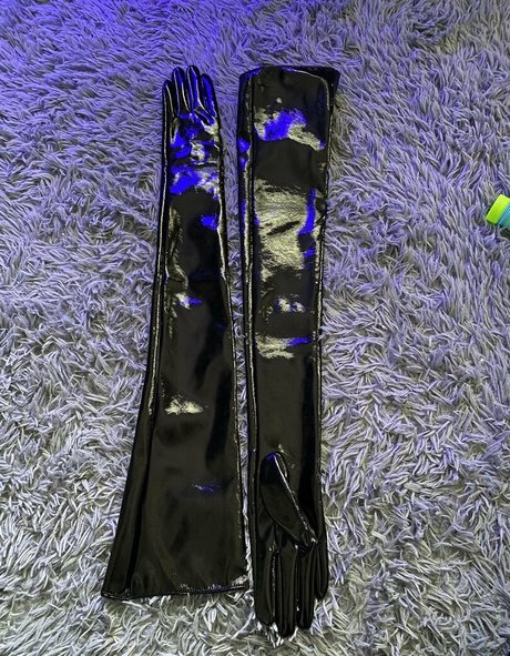 elfspitfree model naked picture