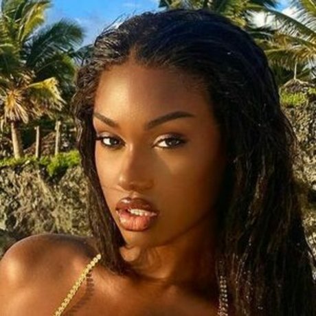 Elinda San exclusive model picture