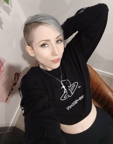 Ikuy pornographic model photo