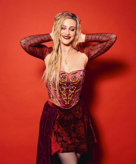 Lili Reinhart star naked picture