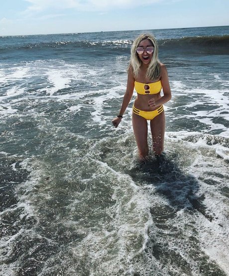 Ellie Schnitt naked model pics