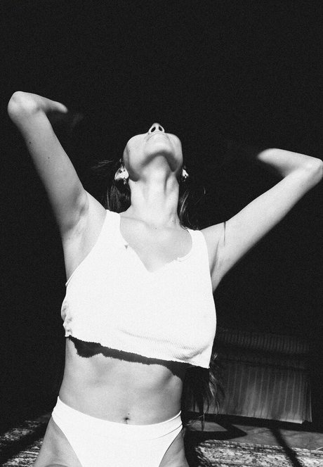 Desiree Flores pornstar naked img