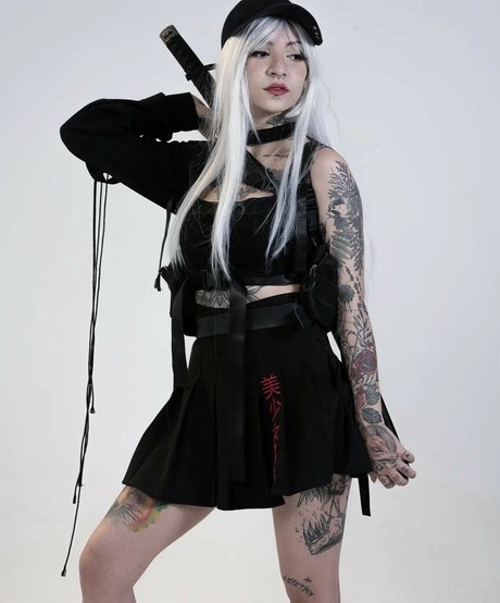 Aline Fox model nude pic