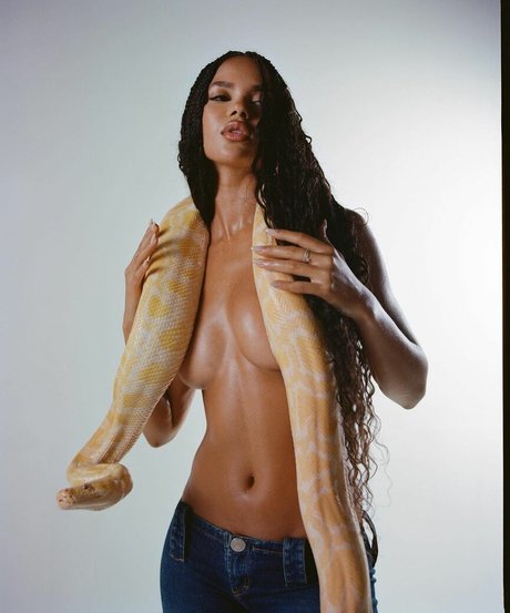 Juliana Nalu model top pictures