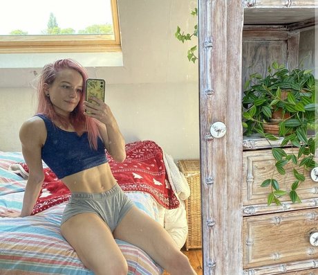 Aline Dessine naked model gallery