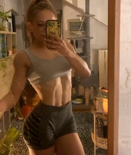 Aline Dessine sexy star gallery