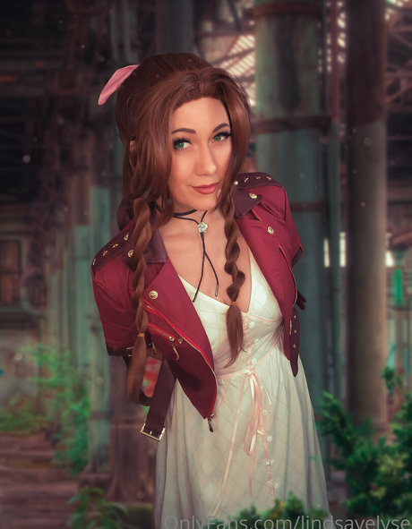 Lindsay Elyse nice actress pics