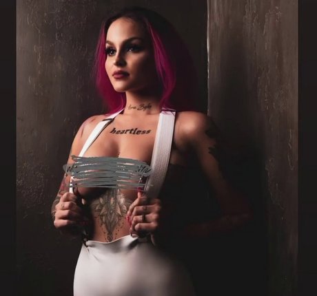 Dzsenifer Vajai naked pornstar pic