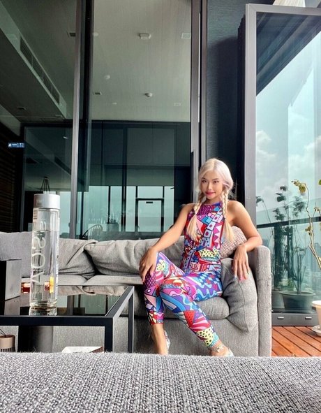 blondasian free model pics