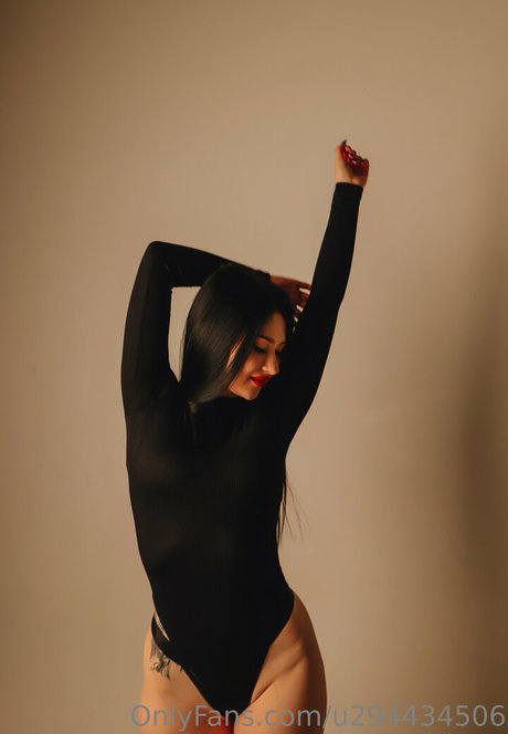 fancy lips nude model photos